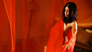 Zmysłowa tancerka delektuje się gorącym masażem olejkiem w filmie inspirowanym Hot Bollywood.