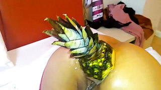 Tesen ananas napolni njene sočne luknje v vročem trojčku z dvema mišičastima čepkoma.