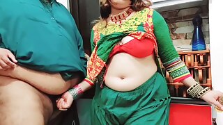 Desi Punjabi Bhabhi与一个异国情调的陌生人在一个热辣的印地语中变得古怪,这个场景以紧身的少女肛交为特色。