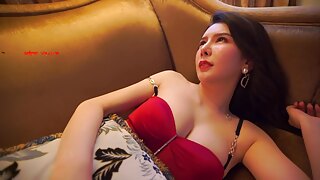 Li Li Lisha, sıkı bağlar, ayak oyunları ve sert seksle kendini şımartıyor.