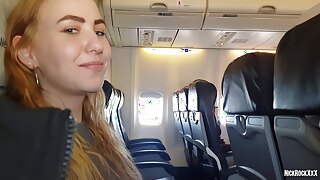 بيلا مور تأخذنا في رحلة مجنونة في حظيرة طائرة مهجورة، متجاهلة كل مخاوف العمل.
