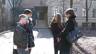 زنان روسی در یک ویدیوی خانگی داغ ناهنجار می شوند.