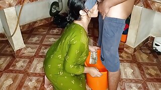 Seorang wanita seksi menggoda pelayan di dapur, mengarah pada seks berdiri yang panas. Suara Hindi menambah erotisme pada pertemuan hardcore ini.
