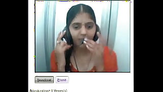 Seorang wanita penggoda Tamil yang menggoda dengan cepat memamerkan dadanya yang besar dan berpose untuk kamera dalam video online.