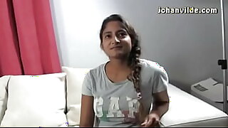Seorang wanita India yang terangsang dengan kulit hitam menikmati seks oral yang penuh gairah dan penetrasi yang intens, mencapai klimaks dalam orgasme yang memuaskan.