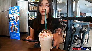 Egy kanyargós kínai tini kézimunkát kap egy idegentől egy kávézóban ebben a párás videóban.