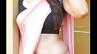 Hot Saree-show med sensuell Desi-vixen. Opplev erotikken til tradisjonell påkledning mens hun erter og behager i X-vurdert stil