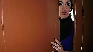 یک زیبایی عرب در یک اجرای رضایت بخش و پر سود سکس مقعدی شرکت می کند.