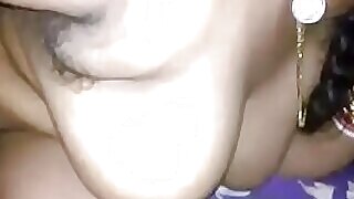 Shonu, yağlı desi karısının vahşi seks sahnesini sıcak bir videoda paylaşıyor.