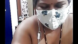 Soția indiană se zvârcolește de plăcere pe webcam în lenjerie