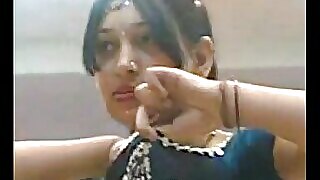 راقصة شابة محظورة من مومباي تعود في فيديو مثير للرقص الحسي والمواقف العارية.