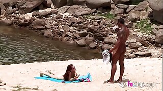Une énorme bite devient sauvage à la plage nudiste
