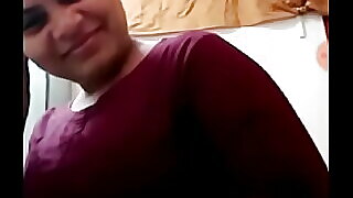 Η θεία Desi με μικρό στήθος γίνεται άτακτη στο βίντεο του Xxx Tube.